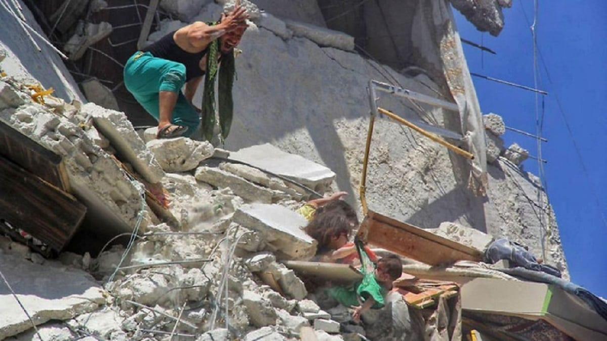 La photo de trois fillettes syriennes suspendues dans le vide devient virale La photo de trois fillettes syriennes suspendues dans le vide devient virale