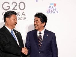 Le président chinois Xi Jinping (à gauche) et le Premier ministre japonais Shinzo Abe (à droite). REUTERS/Kevin Lamarque