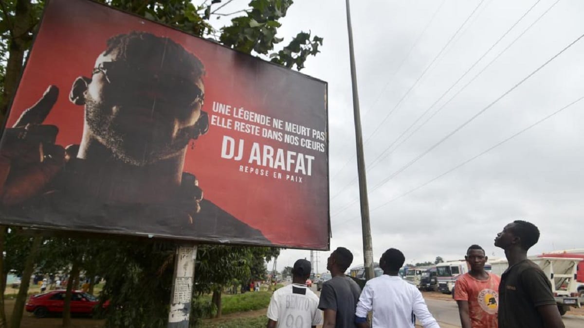 hommage à dj arafat La star du coupé-décalé ivoirien a trouvé la mort dans un accident de moto le 12 août dernier à l'âge de 33 ans. SIA KAMBOU / AFP