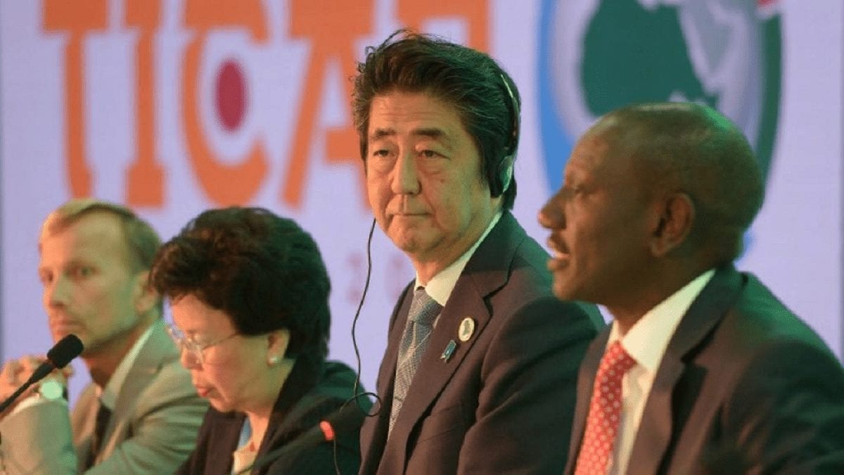 ticad au kenya en 2016 Le Premier ministre japonais Shinzo Abe aux côtés du président du Parlement kényan William Ruto, le 26 août 2016 à Nairobi.
