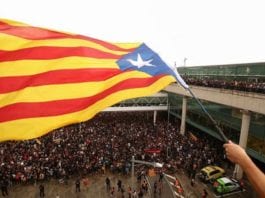 Catalogne : les manifestants indépendantistes tentent de bloquer l'aéroport de Barcelone