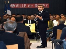 "On va fixer des règles d'or" : Emmanuel Macron s'est efforcé jeudi soir, lors d'un débat dans l'Aveyron, l'un des départements les plus âgés de France, de rassurer sur la réforme des retraites à venir, source d'inquiétudes et de mécontentement grandissant qui pourrait ébranler l'"acte II" de son quinquennat. /Photo prise le 3 octobre 2019/REUTERS/Eric Cabanis
