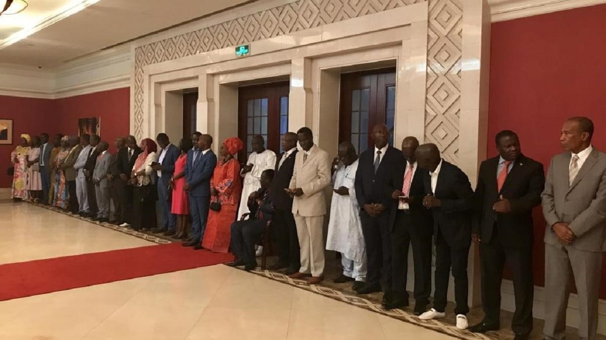 bissaugouvernementinvestivaz_cidrac_0 Photo de famille du nouveau gouvernement bissau-guinéen de Faustino Fudut Imbali nommé par le président José Mario Vaz, investi le 31 octobre 2019, à Bissau.