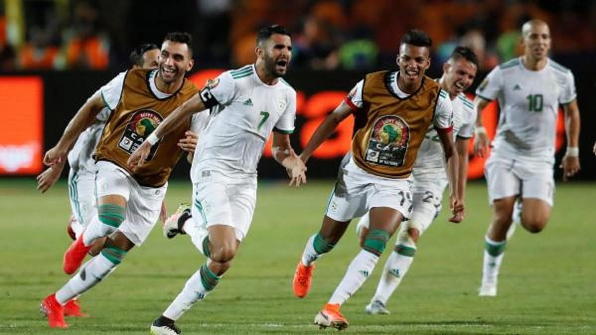 La joie des Algériens après le but de la victoire face au Nigeria, signé Riyad Mahrez. La joie des Algériens après le but de la victoire face au Nigeria, signé Riyad Mahrez. (,footballeurs ,africains)