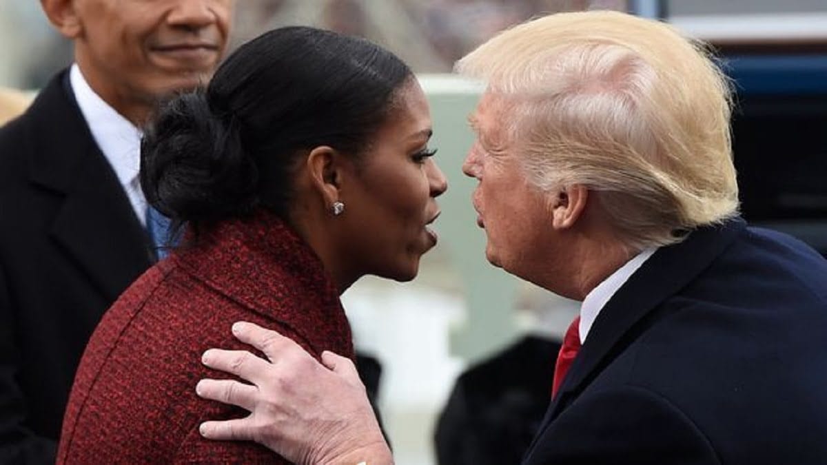 Pour l'anniversaire de Michelle Obama, Trump démolit ses repas scolaires sains Donald Trump et Michelle Obama se saluent le 20 janvier 2017, jour de l'investiture du président républicain (photo d'illustration)