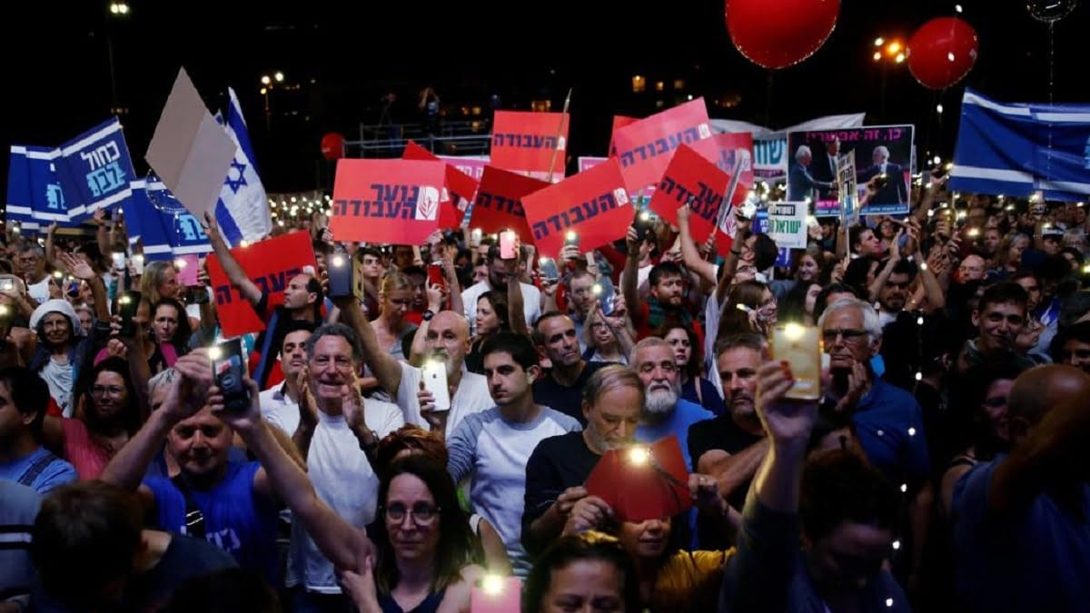israel-rabin-memorial-gantz_0 Des manifestants en commémoration du 24e anniversaire de l'assassinat du Premier ministre israélien Yitzhak Rabin, à Tel-Aviv, le 2 novembre 2019. REUTERS/Corinna Kern