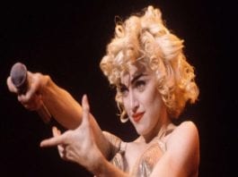 La chanteuse américaine Madonna sur le Blonde Ambition Tour au stade de Wembley (Londres), en juillet 1990