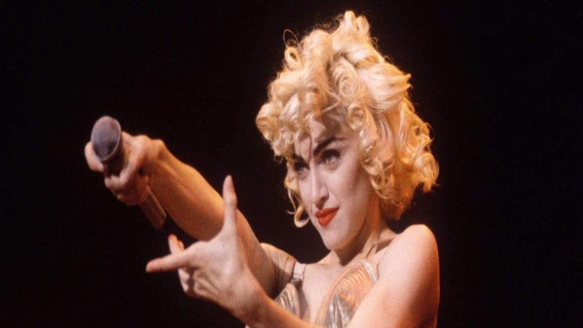 La chanteuse américaine Madonna sur le Blonde Ambition Tour au stade de Wembley (Londres), en juillet 1990 La chanteuse américaine Madonna sur le Blonde Ambition Tour au stade de Wembley (Londres), en juillet 1990