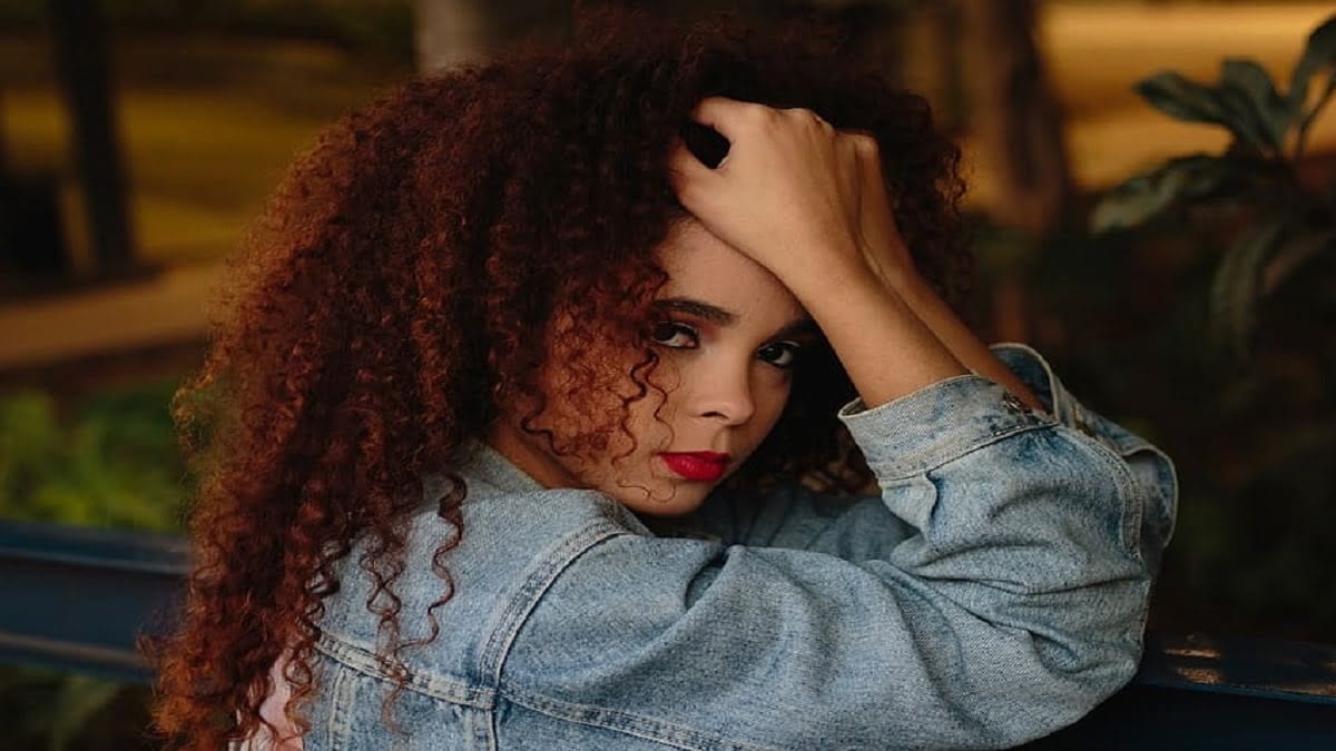 woman-touching-own-head Les meilleures recettes pour les cheveux secs.