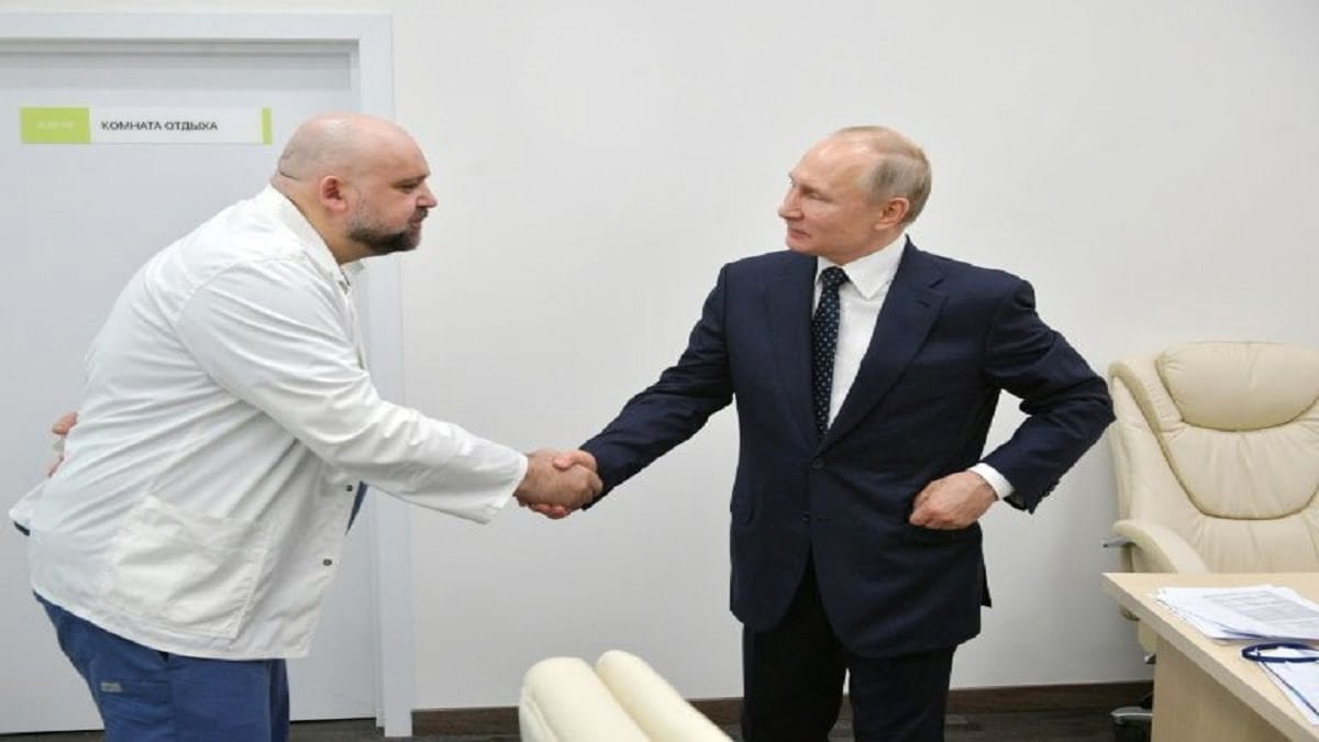 Poutine a rencontré Denis Protsenko, le chef du nouvel hôpital de Moscou traitant les patients atteints de coronavirus (COVID-19), lors de sa visite Poutine a rencontré Denis Protsenko, le chef du nouvel hôpital de Moscou traitant les patients atteints de coronavirus (COVID-19), lors de sa visite (AFP Photo / Alexey DRUZHININ) 1/2