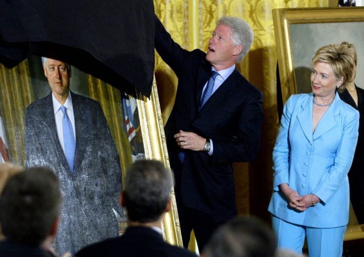 Donald Trump fait retirer les portraits officiels de Bill Clinton et George W. Bush du hall de la Maison Blanche Donald Trump fait retirer les portraits officiels de Bill Clinton et George W. Bush du hall de la Maison Blanche