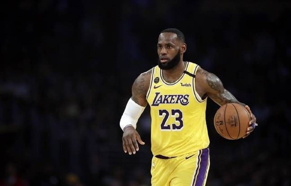 LeBron James a choisi de ne pas porter de message politique sur son maillot LeBron James a choisi de ne pas porter de message politique sur son maillot