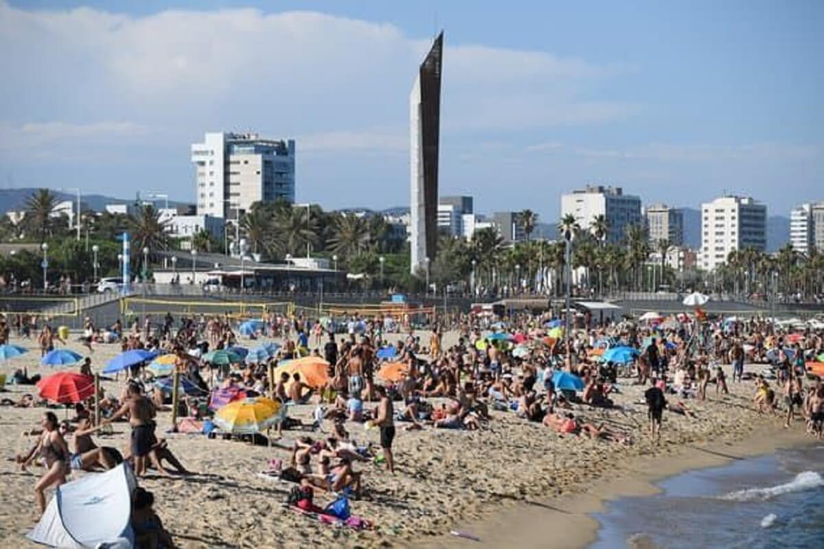 Les plages de Barcelone bondées malgré l'appel des autorités à limiter les sorties Les plages de Barcelone bondées malgré l'appel des autorités à limiter les sorties