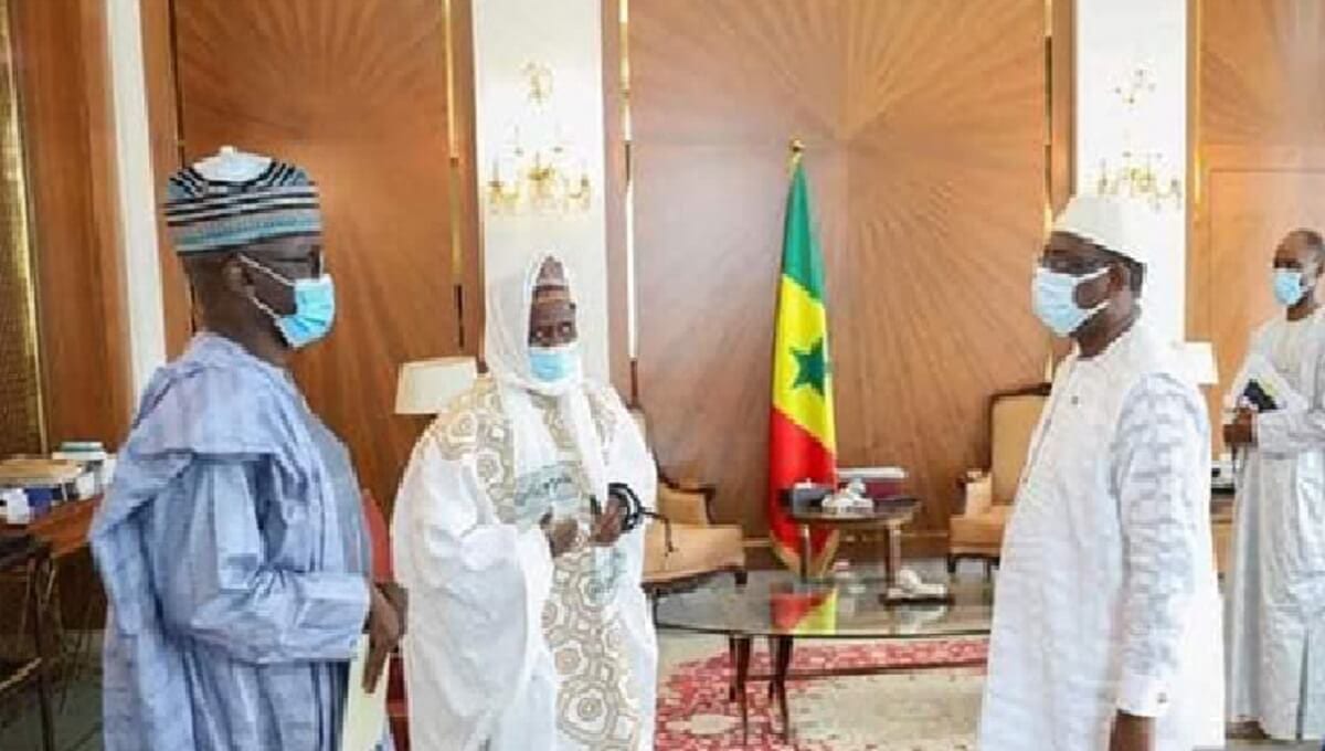 Décès du Khalife de Médina Baye Muhammadu Buhari présente ses les condoléances à Macky Sall via des émissaires Décès du Khalife de Médina Baye Muhammadu Buhari présente ses les condoléances à Macky Sall via des émissaires
