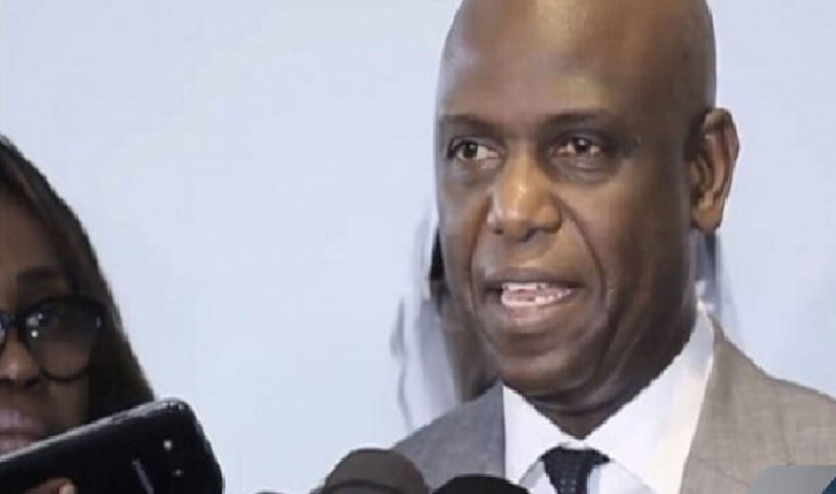 Mansour Faye remet 50 millions de francs CFA aux sinistrés Mansour Faye remet 50 millions de francs CFA aux sinistrés