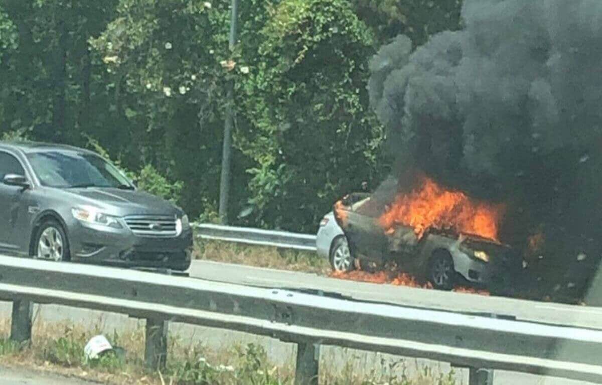 mere-sans-coeur-met-le-feu-a-sa-voiture-alors-que-son-petit-garcon-est-a-linterieur