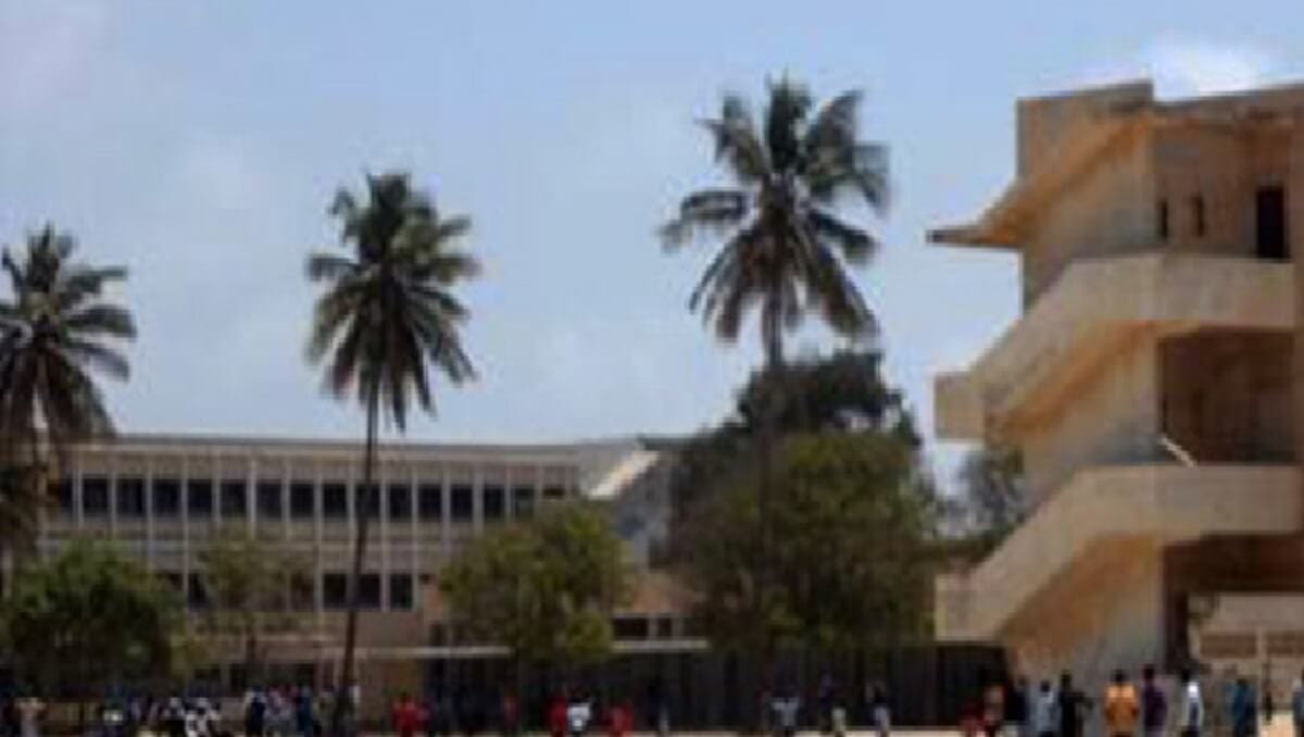 Saint-Louis Les anciens de Charles De Gaulle réhabilitent les passerelles de leur Lycée Saint-Louis Les anciens de Charles De Gaulle réhabilitent les passerelles de leur Lycée