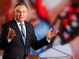 Le-president-polonais-Andrzej-Duda-sadresse-a-ses-partisans-apres-les-resultats-du-premier-tour-de-la-presidentielle-le-28-juin-2020-a-Lowicz