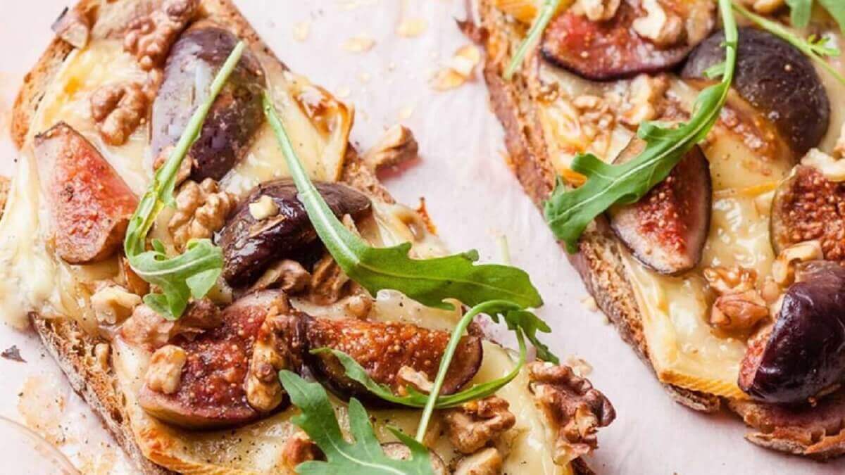 tartines-de-figues-roties-au-miel-et-raclette