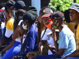 Des personnes font la queue pour recevoir des subventions sociales dans un bureau de poste de Port Elizabeth, en Afrique du Sud, le vendredi 13 novembre 2020