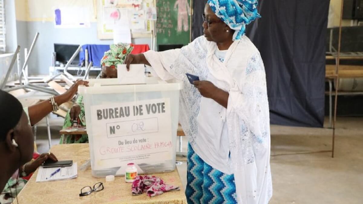 une_femme_met_son_bulletin_de_vote_dans_lurne_le_jour_de_lelection_presidentielle_dans_un_centre_de_vote_aux_hlm._le_24_fevrier_2019._photo_unowas_unowas_scpio une_femme_met_son_bulletin_de_vote_dans_lurne_le_jour_de_lelection_presidentielle_dans_un_centre_de_vote_aux_hlm._le_24_fevrier_2019._photo_unowas_unowas_scpio