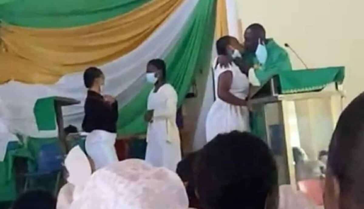 Ghana www.kafunel.com Un prêtre filmé en train d’embrasser des élèves d’un collège en plein culte (vidéo)