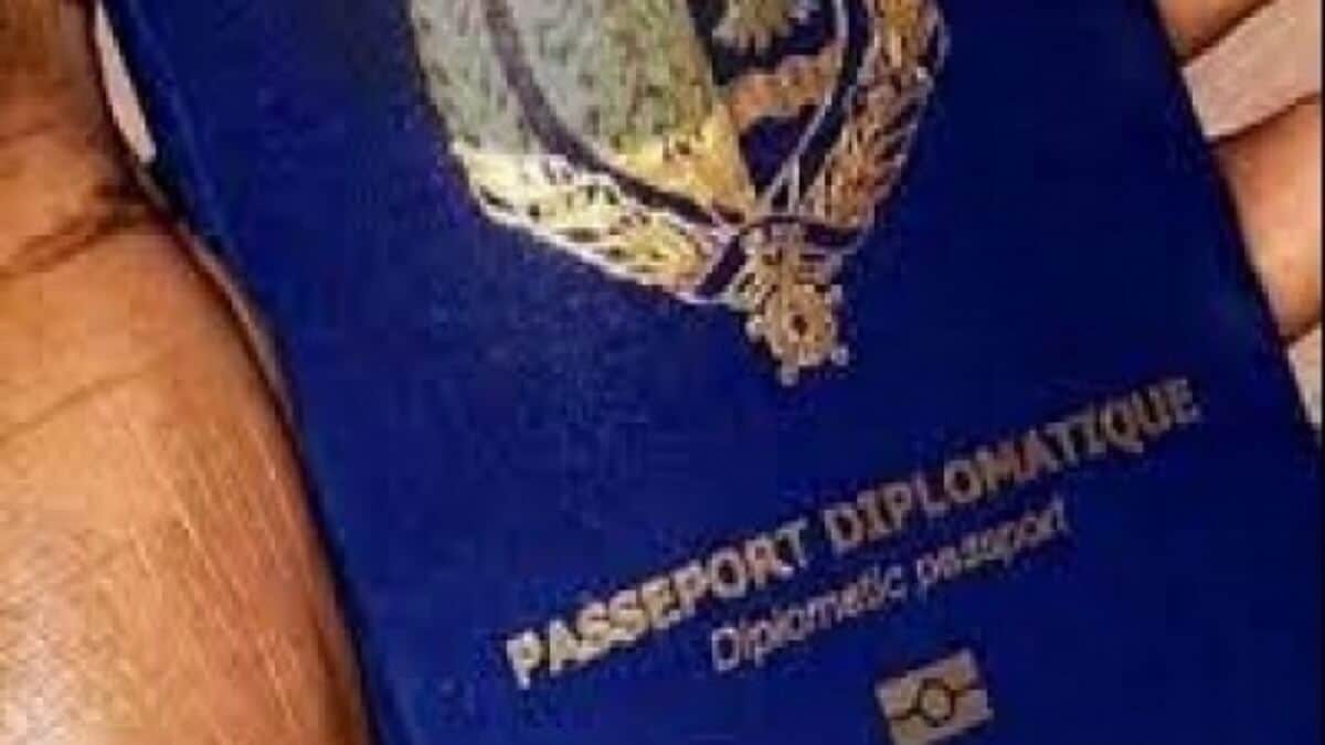 Trafic de faux passeports diplomatiques impliquant 2 députés de BBY Les «épouses» payaient 4,5 millions de F CFA Trafic de faux passeports diplomatiques impliquant 2 députés de BBY Les «épouses» payaient 4,5 millions de F CFA