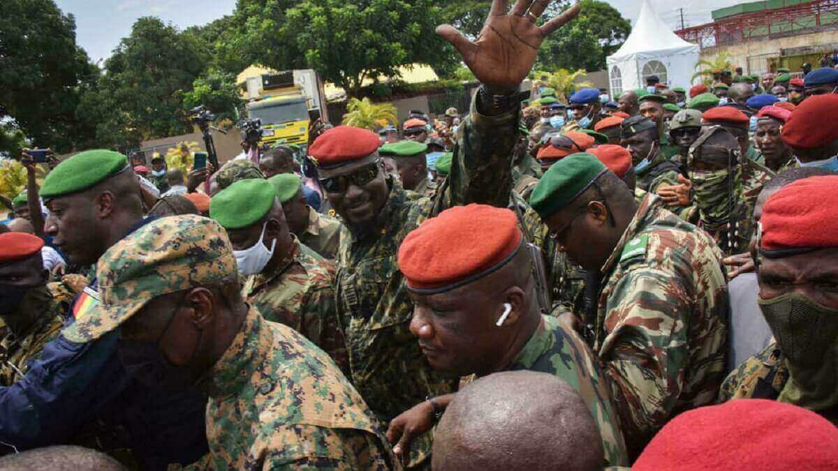 lieutenant-colonel Mamady Doumbouya lors de son arrivée au Palais du peuple, le 6 septembre 2021 lieutenant-colonel Mamady Doumbouya lors de son arrivée au Palais du peuple, le 6 septembre 2021