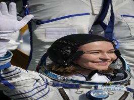 L'équipe russe ayant tourné le premier film dans l'espace de retour sur Terre