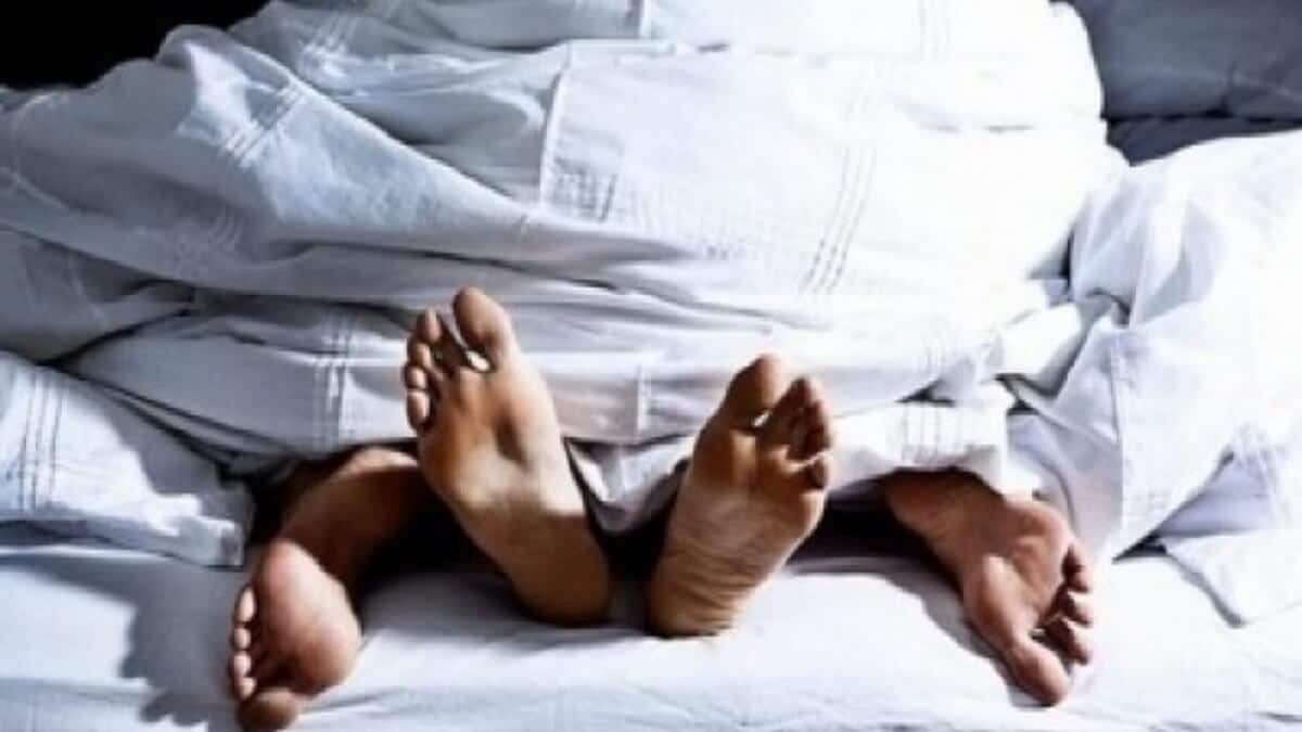 Un homme meurt en pleins ébats avec 2 adolescentes Un homme meurt en pleins ébats avec 2 adolescentes