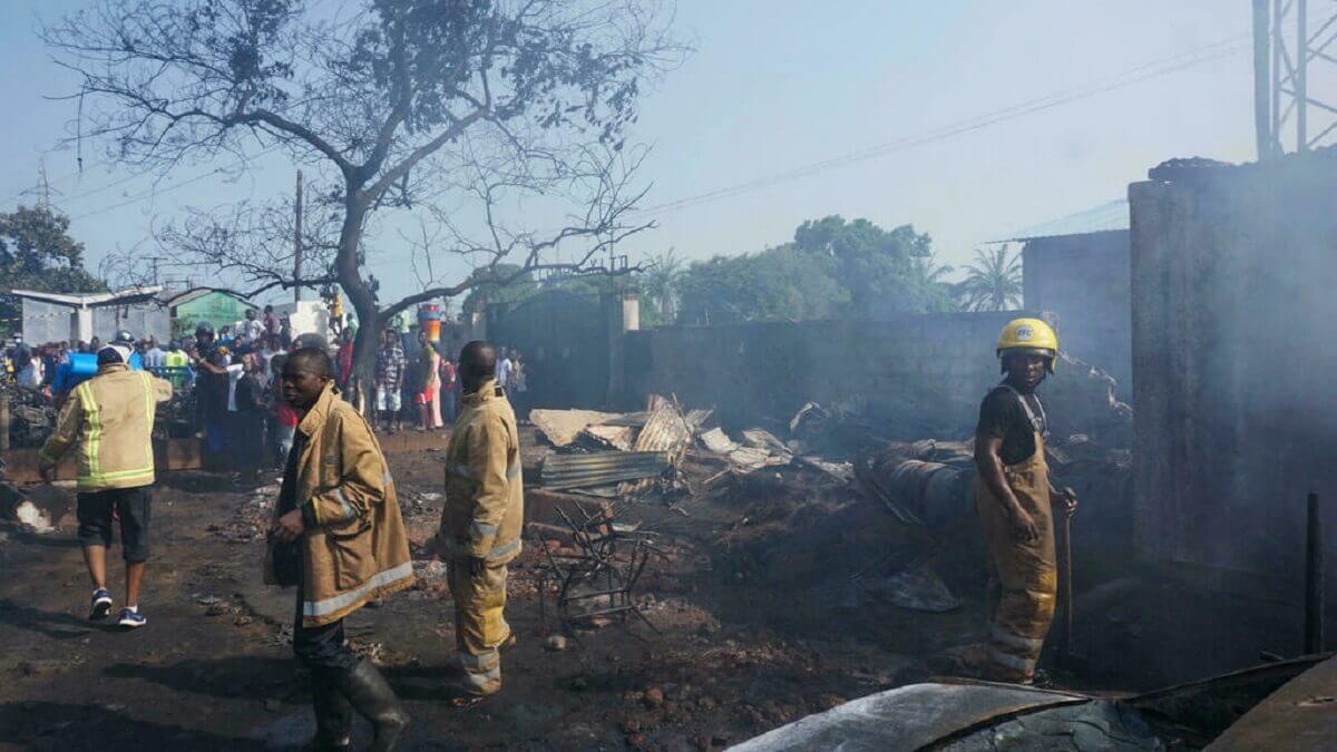 Sierra Leone au moins 90 personnes tuées dans l'explosion d'un dépôt de carburant Sierra Leone au moins 90 personnes tuées dans l'explosion d'un dépôt de carburant