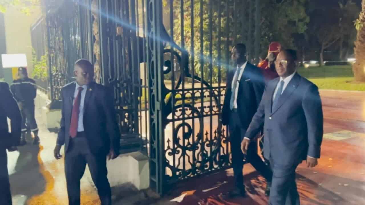Macky Sall, devant les grilles du Palais de la République, avec les participants militaires