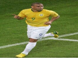 Ronaldo Le phénomène brésilien 3 titres de meilleur joueur du monde de la FIFA et 2 Ballons d'Or 2