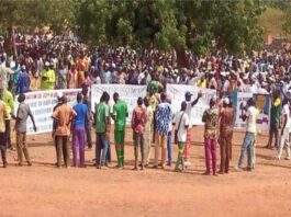 Des jeunes du Burkina réclament le retour des autorités locales
