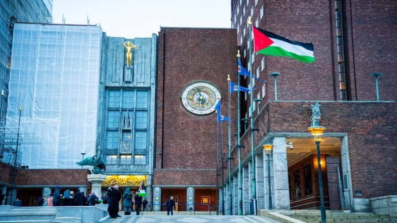 Le drapeau palestinien hissé ce mercredi à Oslo en hommage aux civils victimes à Gaza Le drapeau palestinien hissé ce mercredi à Oslo en hommage aux civils victimes à Gaza